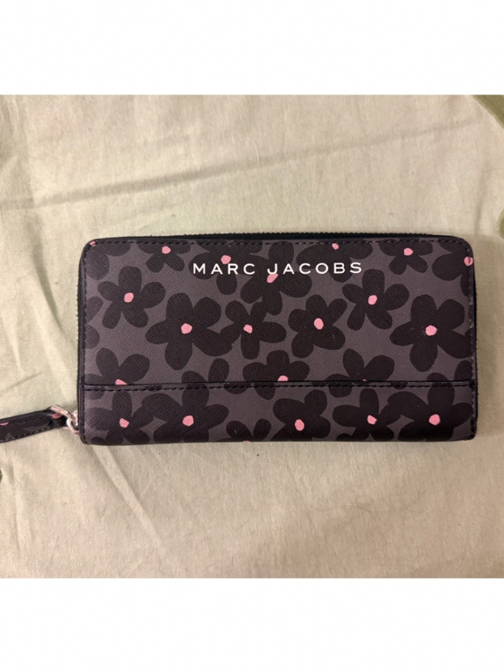 Marc Jacobs Daisy Floral Zip Around Wallet Black Gray Pink Continental Wallet